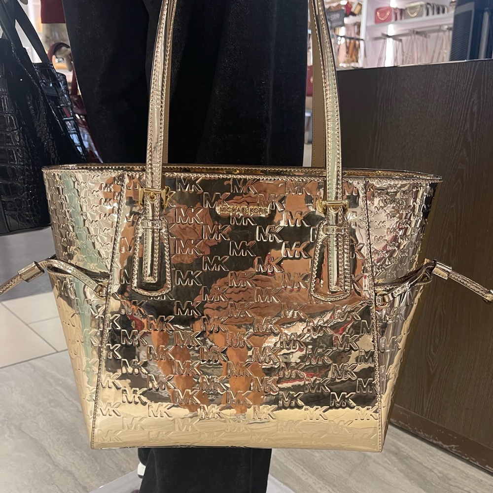 MICHAEL KORS Voyager Large Metallic Logo Debossed EW Shoulder Tote Bag
Pale Gold